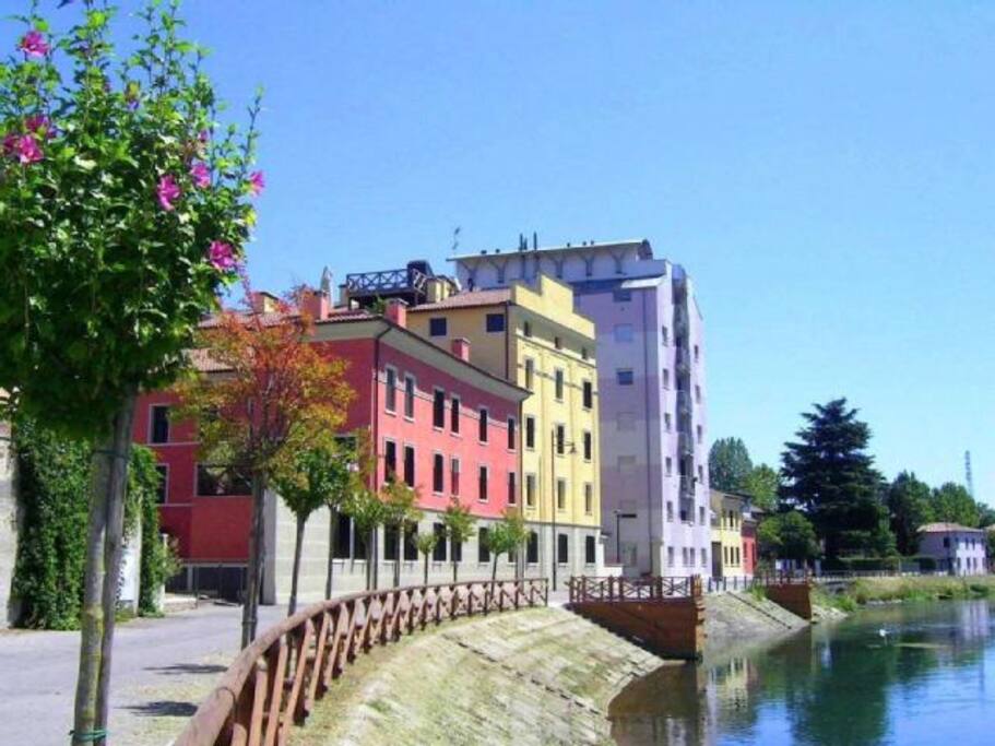 L'appartamento è al primo piano del palazzo rosso e si affaccia sul lungofiume