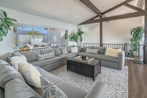 Expansive Ocean and Mtn views in paradise!