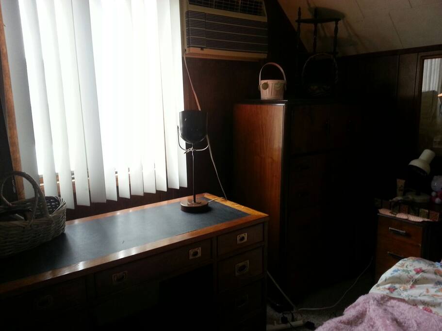 Spacious desk with daylight!