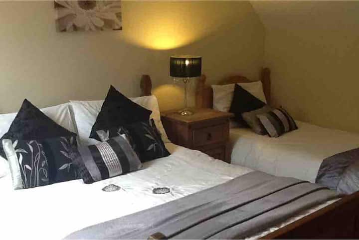 Ეს არის საოჯახო საძინებელი № 4, ის არის ზემოთ, აქვს დამატებითი სააბაზანო ოთახი ორადგილიანი და ერთადგილიანი საწოლებით, ფაქტობრივად საწოლი საწოლის ტერიტორიაზე და გასეირნება გარდერობში . 