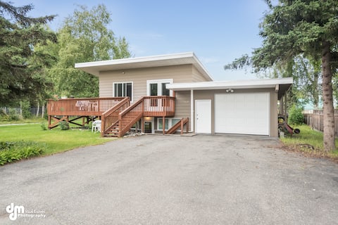 Cozy one bedroom apartment adjacent to Lake Hood.