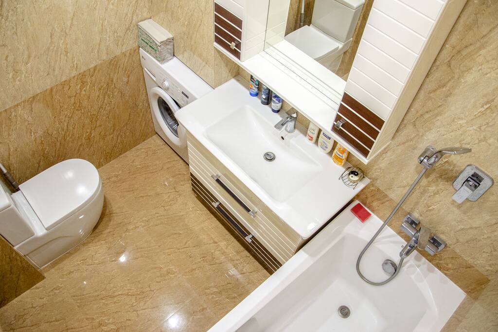 There are free brand-new washing machine, shower, toilet, cool and hot water, towels, soap, shampoo, shower gel, napkins in the bathroom.
