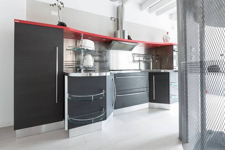 Unique 4 Storey House on Naviglio 4Bd, 4Bt gallery image 4