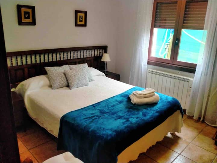 Მთავარი იატაკის საქორწინო საწოლი ბაღის ხედებით