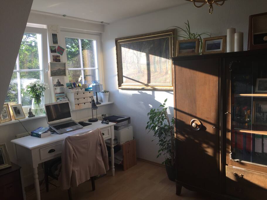 Arbeitsplatz im Wohnzimmer
