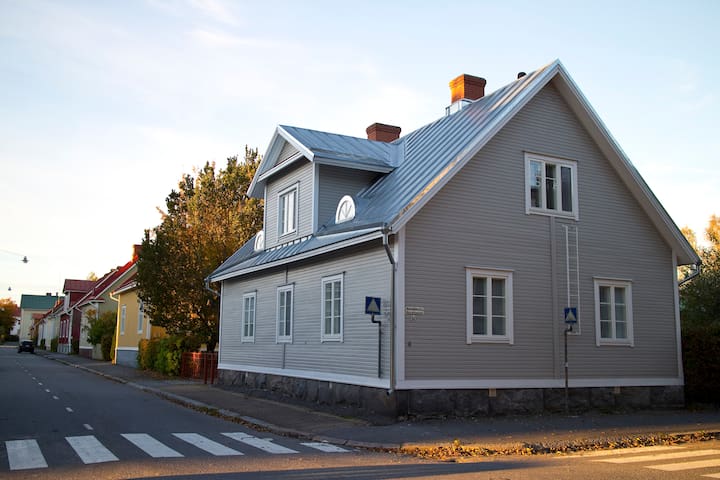 Cosy upstairs apartment nearby city centre