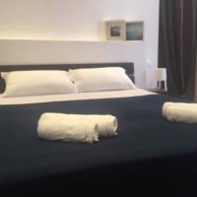 Camera da letto con asciugamani in dotazione per gli ospiti