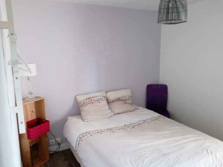 ห้องนอนพร้อมเตียงคู่ที่สะดวกสบาย 