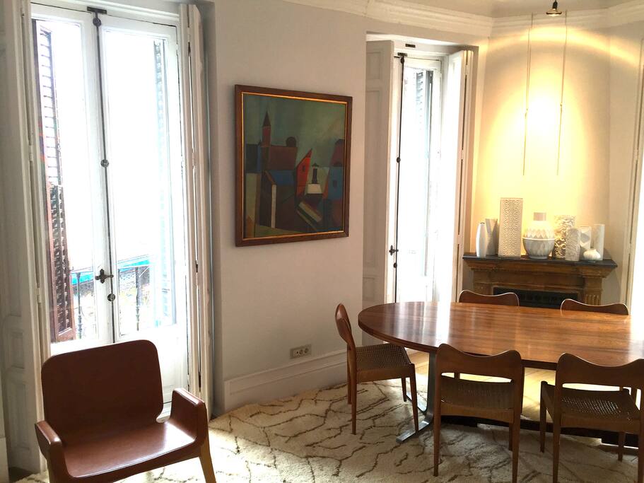 The very large lounge with 4 balconies.