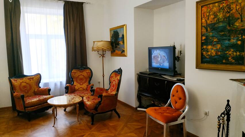 Old Town Charm 5bedrm 178sqm 7 rooms appartment gallery image 2