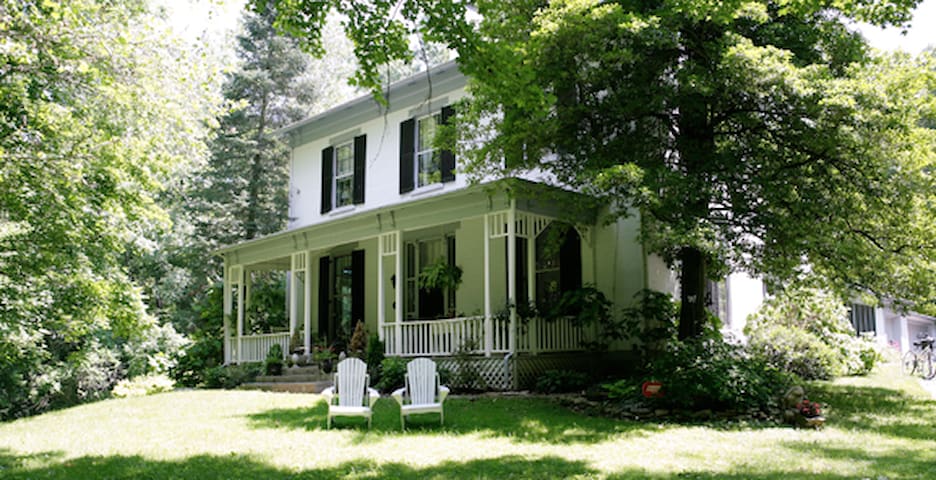 The 1861 Inn - Guest room 2