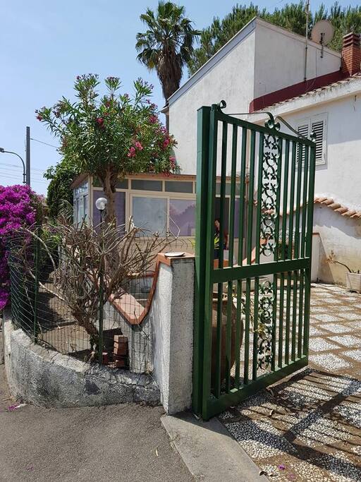 ingresso e posteggio privato con doppio cancello
uno sulla strada e uno interno