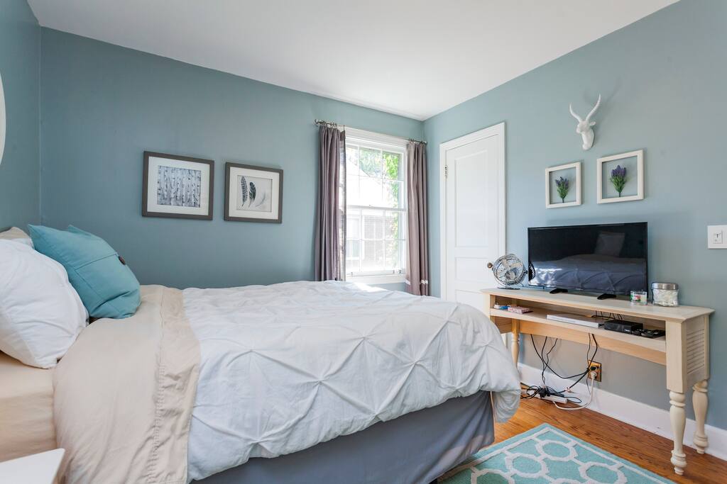 Queen sized bed with memory foam topper comfortably sleeps 2. TV with Netflix and Chromecast!