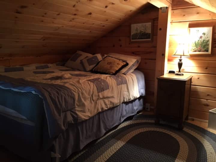 Dhomë gjumi në loft - një mbretëreshë, një dyshe 