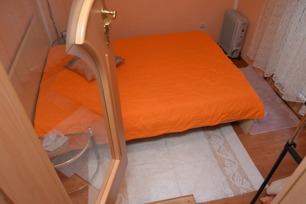 Bedroom with queen size bed