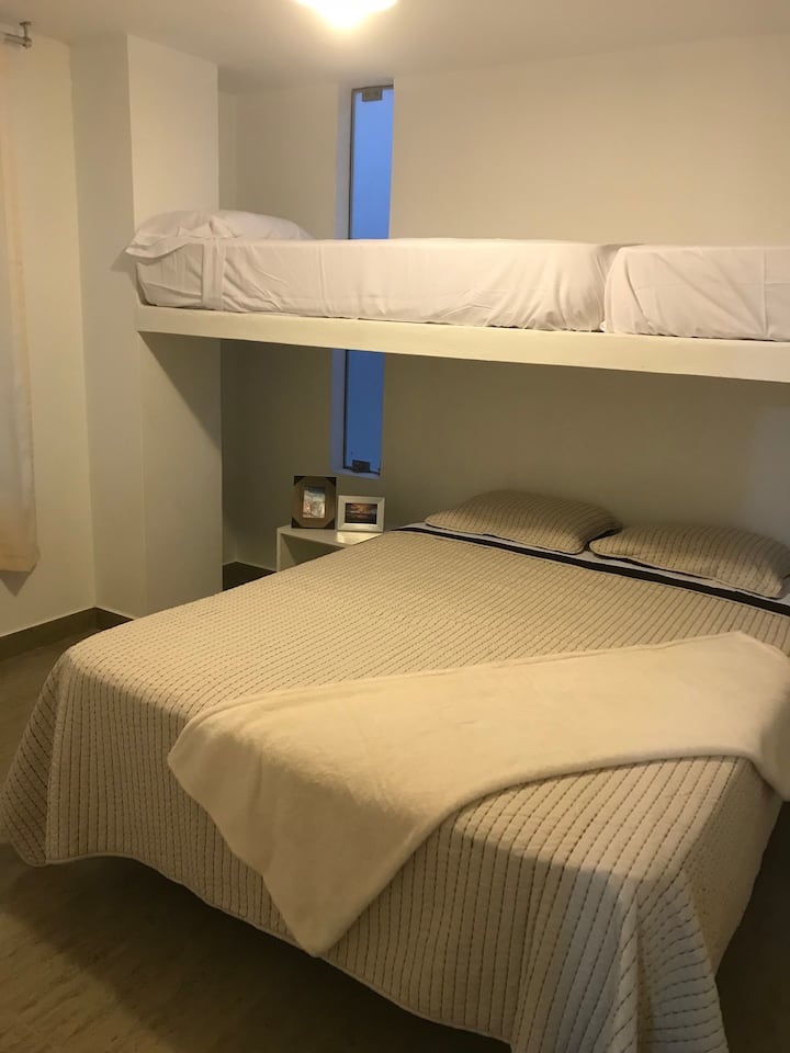 Dormitorio 2, cama queen mas dos camas simple.