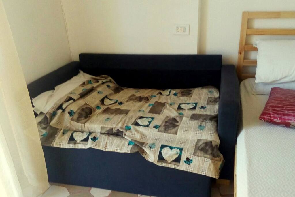 Camera Letto 1 con 2 letti comodi, rete a doghe e materassi ortopedici anallergici, divano letto che può essere usato come letto bimbi o aprirlo per adulto