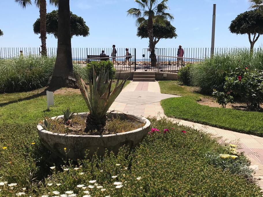 Zona comunitaria con salida directa a la playa