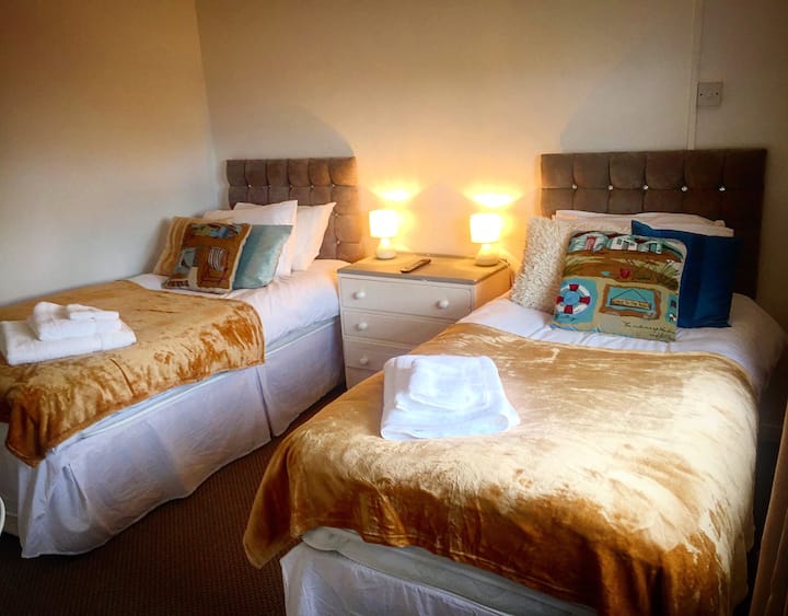 De kleinere slaapkamer is geschikt voor  2 eenpersoonsbedden of 1 kingsize bed..jouw beslissing!