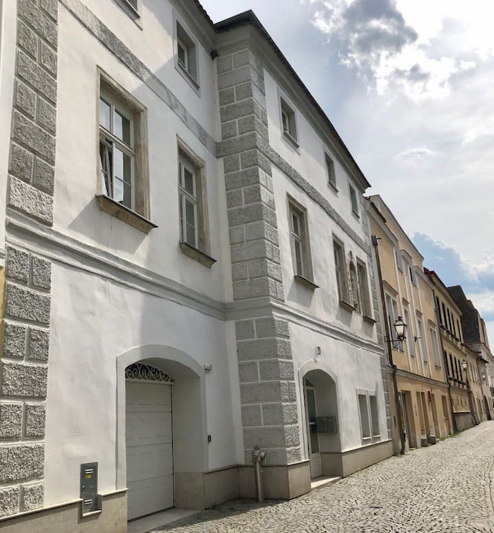 Cozy apartment in Baroque house/art mile