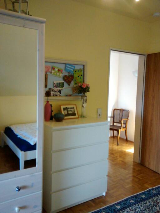 Das Gästezimmer mit Blick in den Flur.