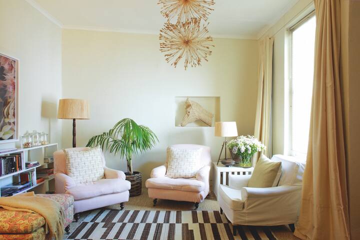 Luxury townhouse in vibrant De Waterkant gallery image 4