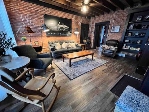 Historic, Stylish Getaway 2 blocks from Waterfront