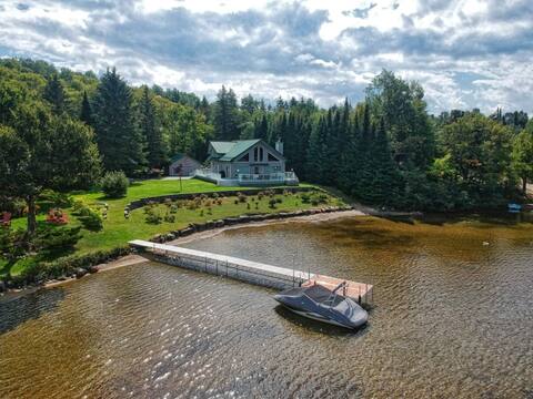 Beautiful & huge chalet on Lac-Des-Plages