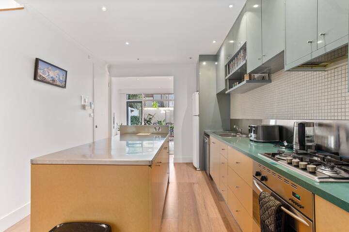 Villa Argo Private Courtyard & 800m to Chapel St gallery image 5