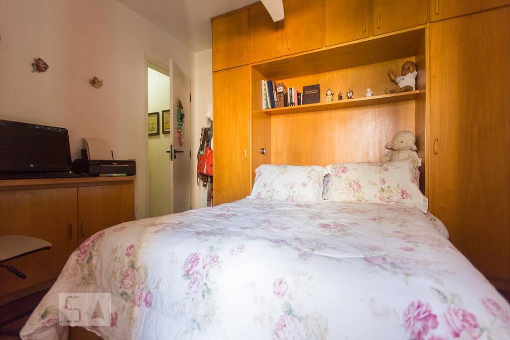 Dormitório com cama de casal