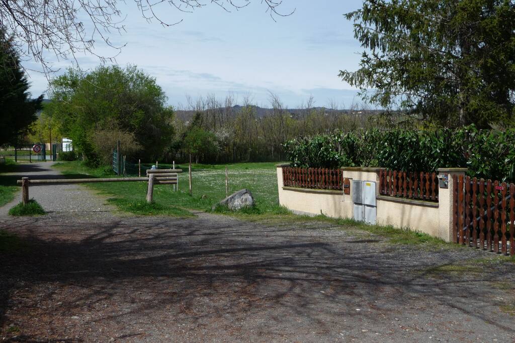 Entrée de la maison et du studio par un chemin qui arrive aussi à un grand parc: aires de jeux, parcours de santé...ouvert de 8h à 22h