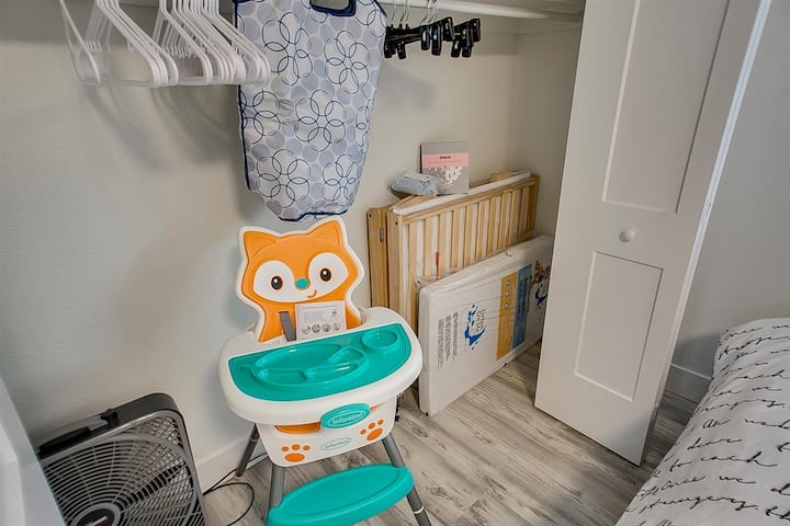 便携式婴儿床、额外的床单、箱式风扇、高脚椅、额外的床上用品