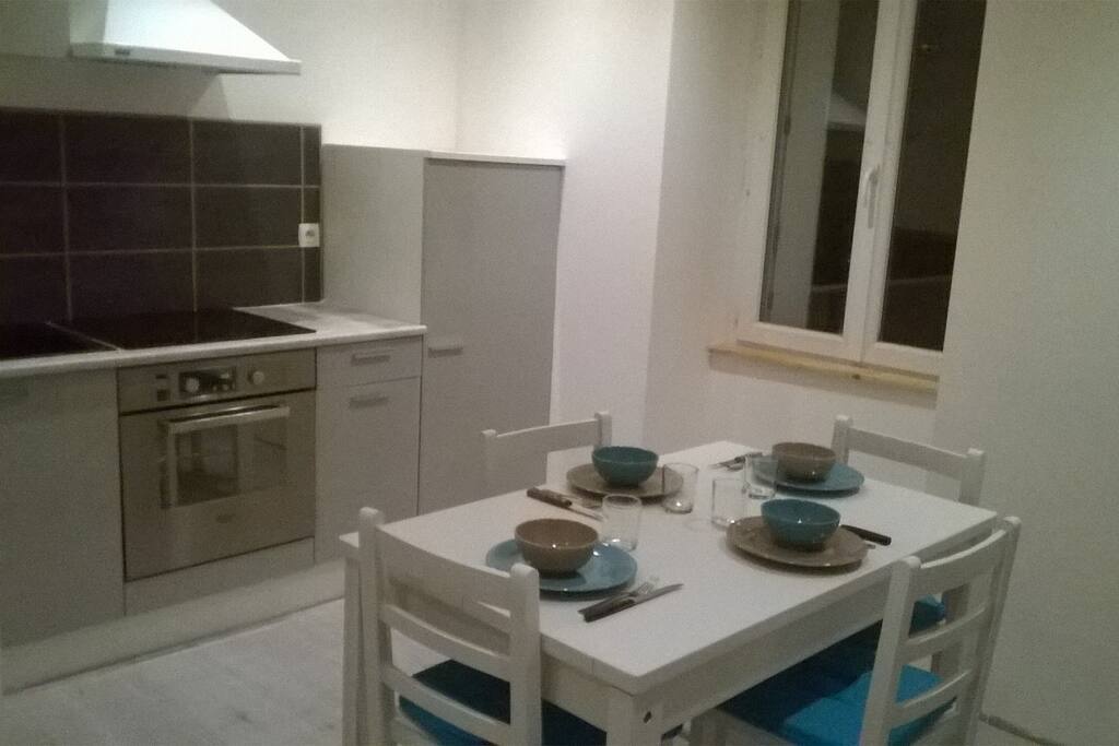 Vue d'ensemble de la cuisine et du coin repas