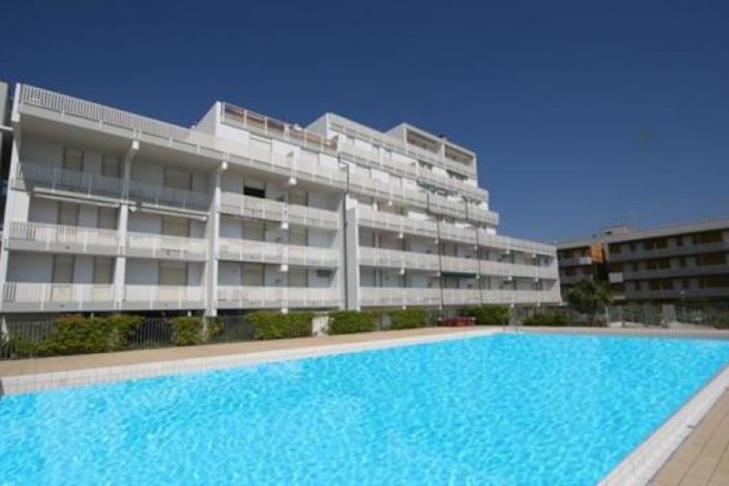 Residence con piscina | Residence with swimming pool