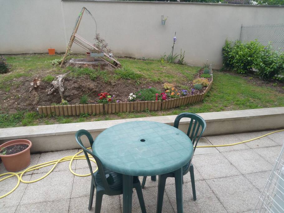 Un bout de jardin pour partager un verre, ou autre, quand la météo le permet.
