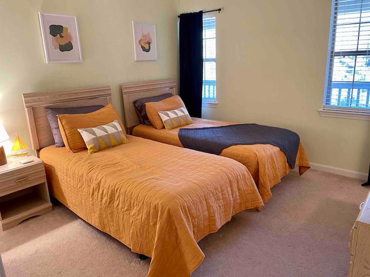 Втора спалня с две единични легла. Стаята има и кабелна телевизия и гардероб.