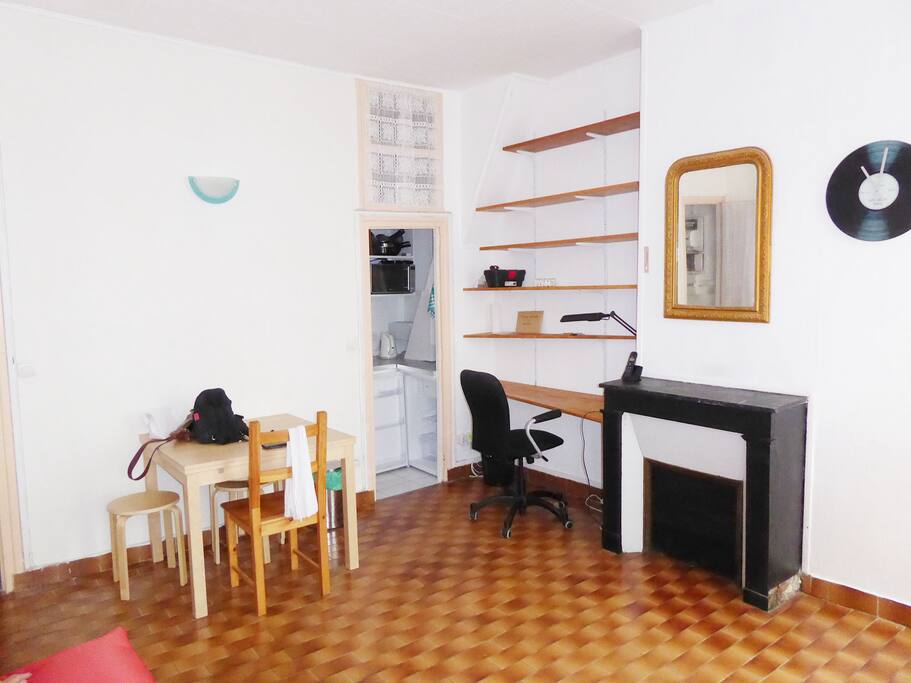 Salle principale avec la cuisine au fond.