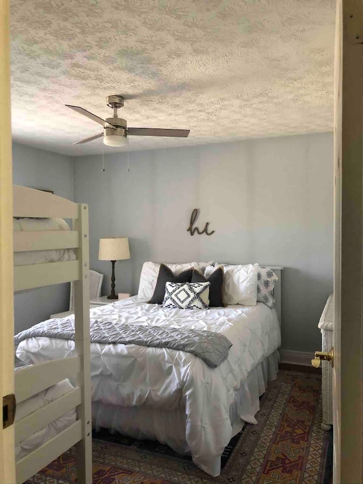 Dormitorio tamaño queen con literas