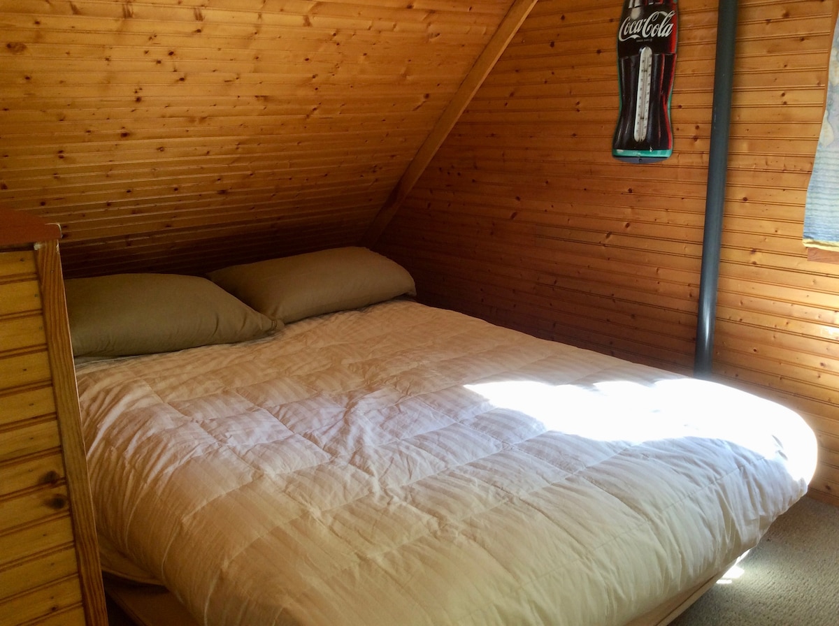 ana e djathtë e loftit me një dyshek të ri me madhësi të plotë.