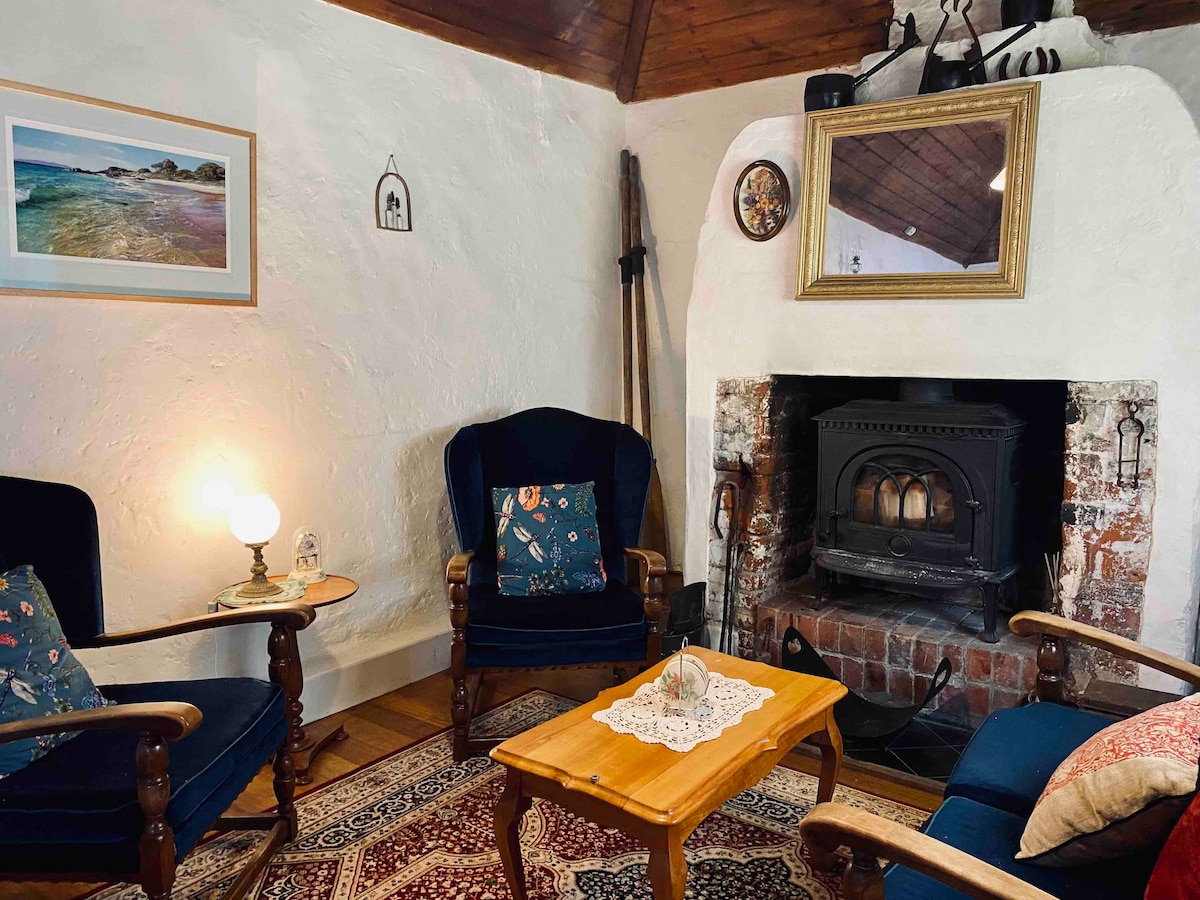 Top performing Airbnb: Bluff Cottage. Cosy, Private Beach house for Two. in Glamorgan Spring Bay