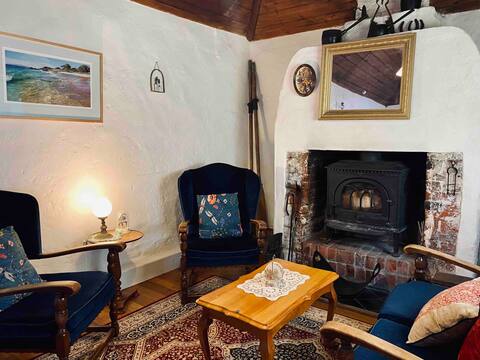 Top performing Airbnb: Bluff Cottage. Cosy, Private Beach house for Two. in Glamorgan Spring Bay