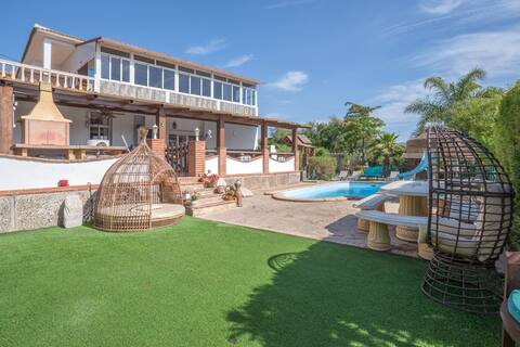 8 bedroom Villa, crazy golf, heated pool