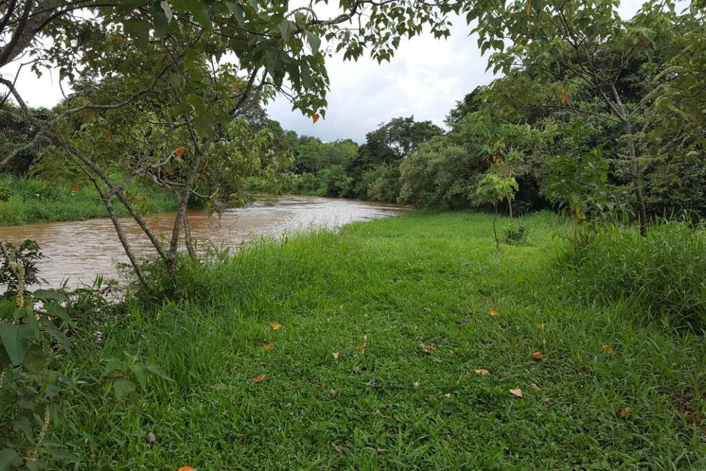 NA LOCALIDADE PASSA UM RIO POSSIVEL PARA BANHO, DESCIDA DE BOIA