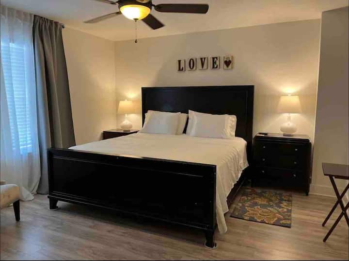 Spacious Bedroom, private bathroom/King size bed Townhouses for Rent