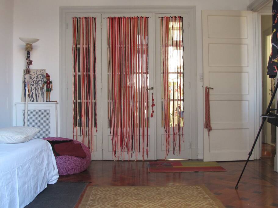 Cortinas coloridas permiten el paso de luz