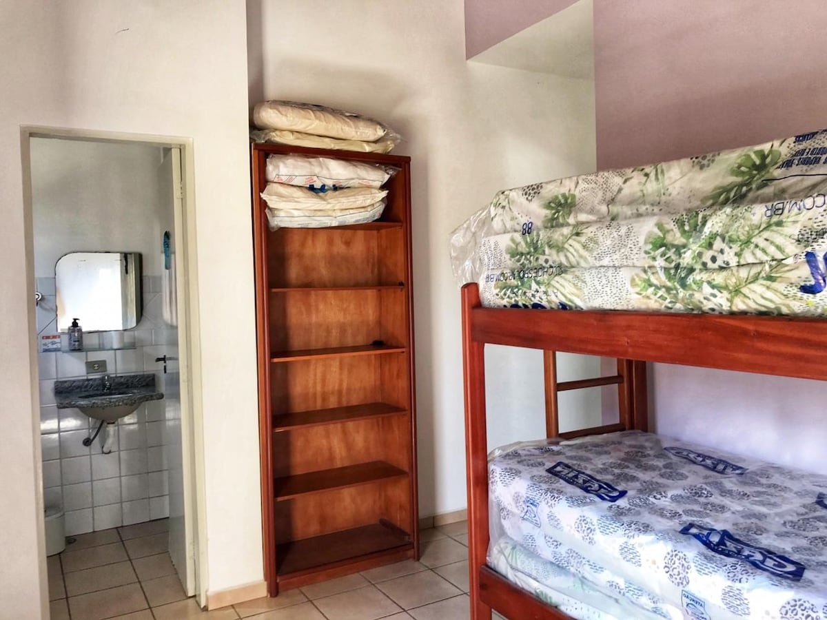 סוויטה 2 עם ארון בגדים,  מיטת קומתיים ו  -4 מזרנים בודדים נוספים
