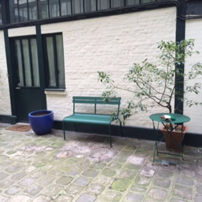 La cour avec table et jardins