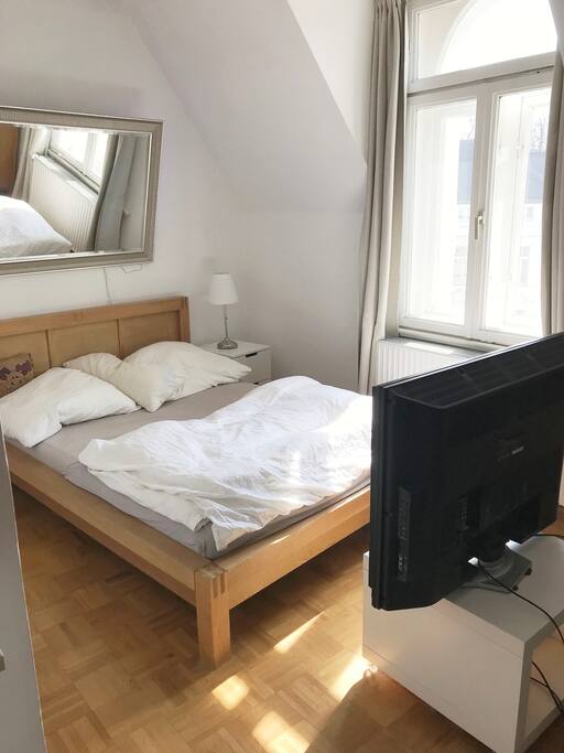 gemütliches helles Schlafzimmer/ cosy bright Bedroom