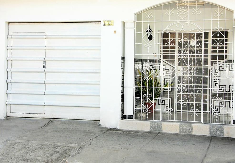 garaje y portal-entrada de la casa
