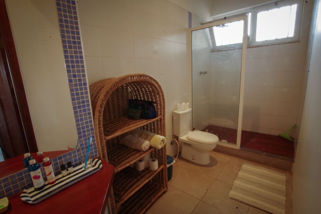Shared bathroom (Rooms 1 and 2)